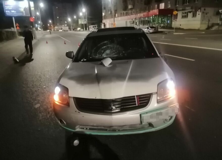 Нарушительница попала под колёса машины в Твери