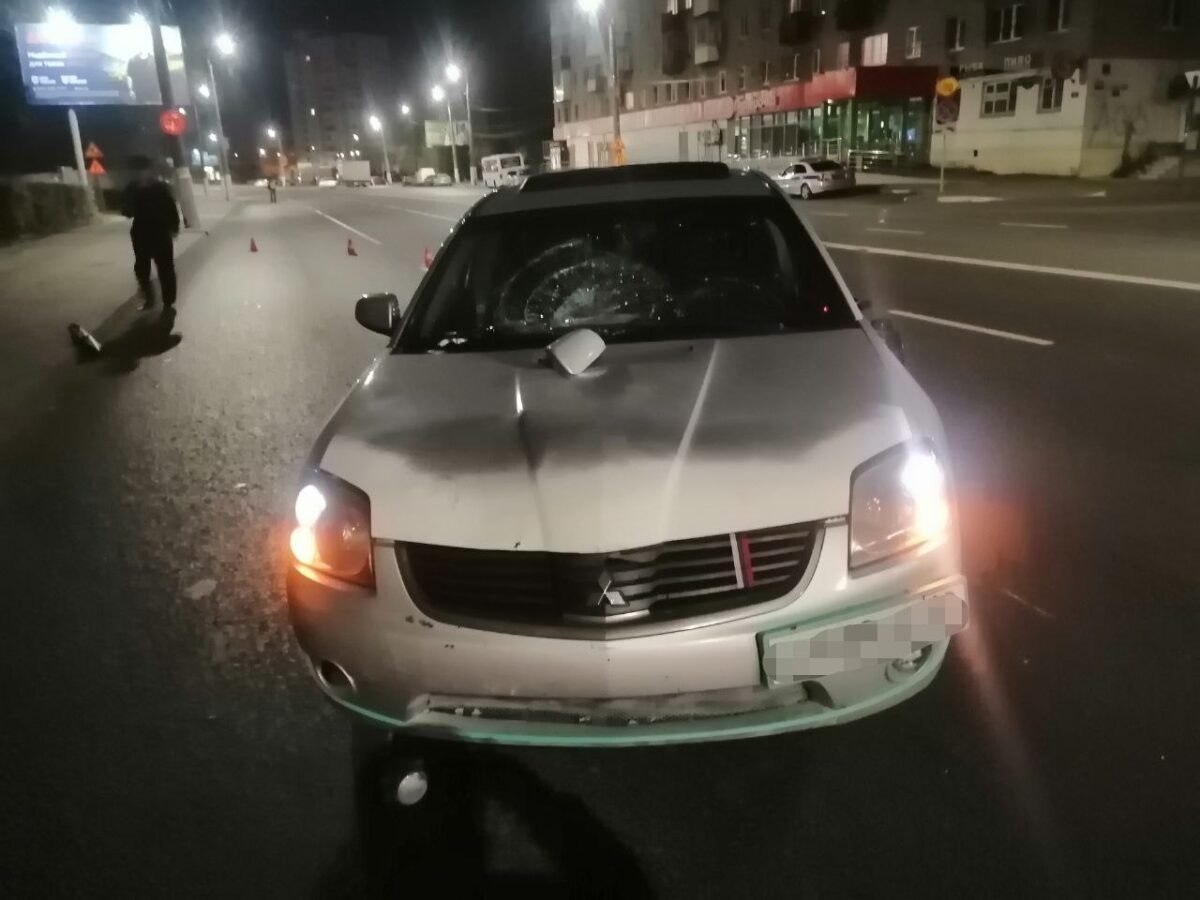 Нарушительница попала под колёса машины в Твери