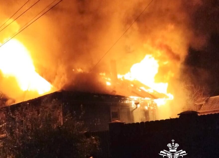 Ночью в Тверской области сгорел дом