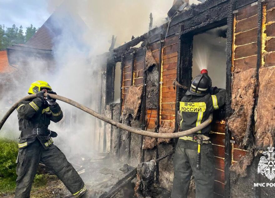 Пожар уничтожил жилой дом в деревне под Тверью