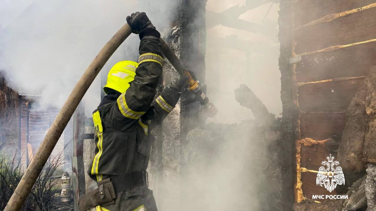 Пожар уничтожил жилой дом в деревне под Тверью