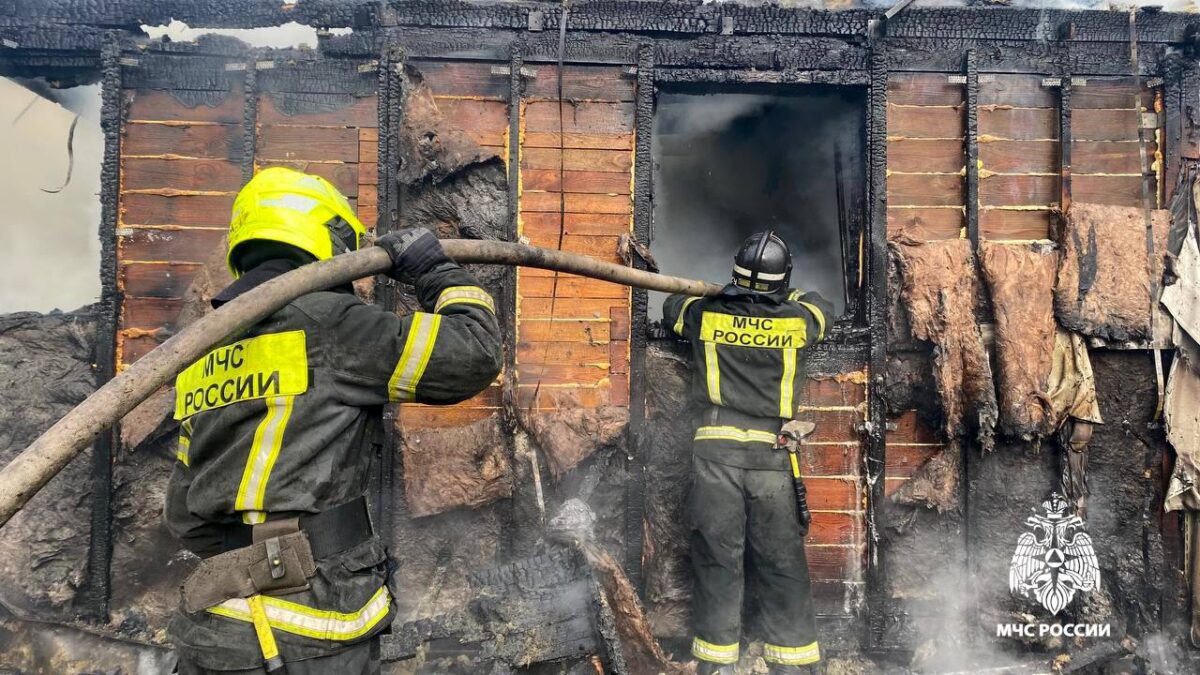 Пожар уничтожил жилой дом в деревне под Тверью