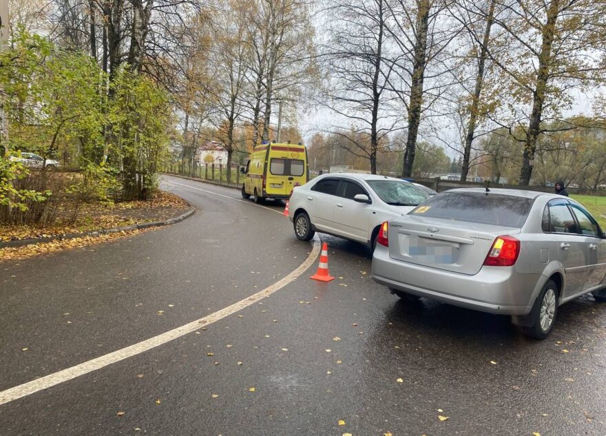 Мужчина пострадал в столкновении двух "Шевроле" в Твери