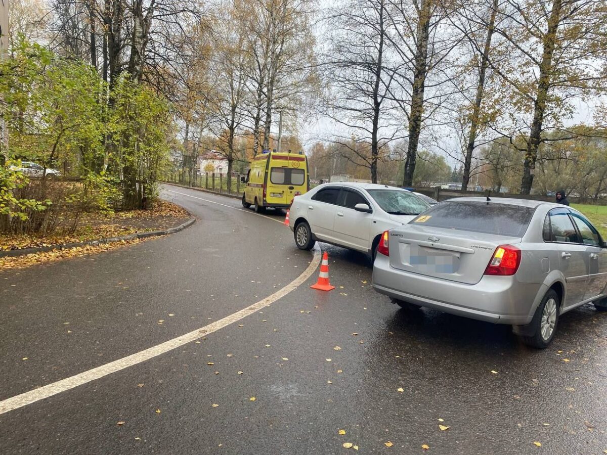 Мужчина пострадал в столкновении двух "Шевроле" в Твери