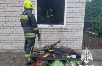 В Тверской области две бригады пожарных за считанные минуты потушили дачный дом