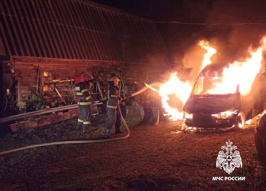 Ночью в Тверской области сгорел Mercedes