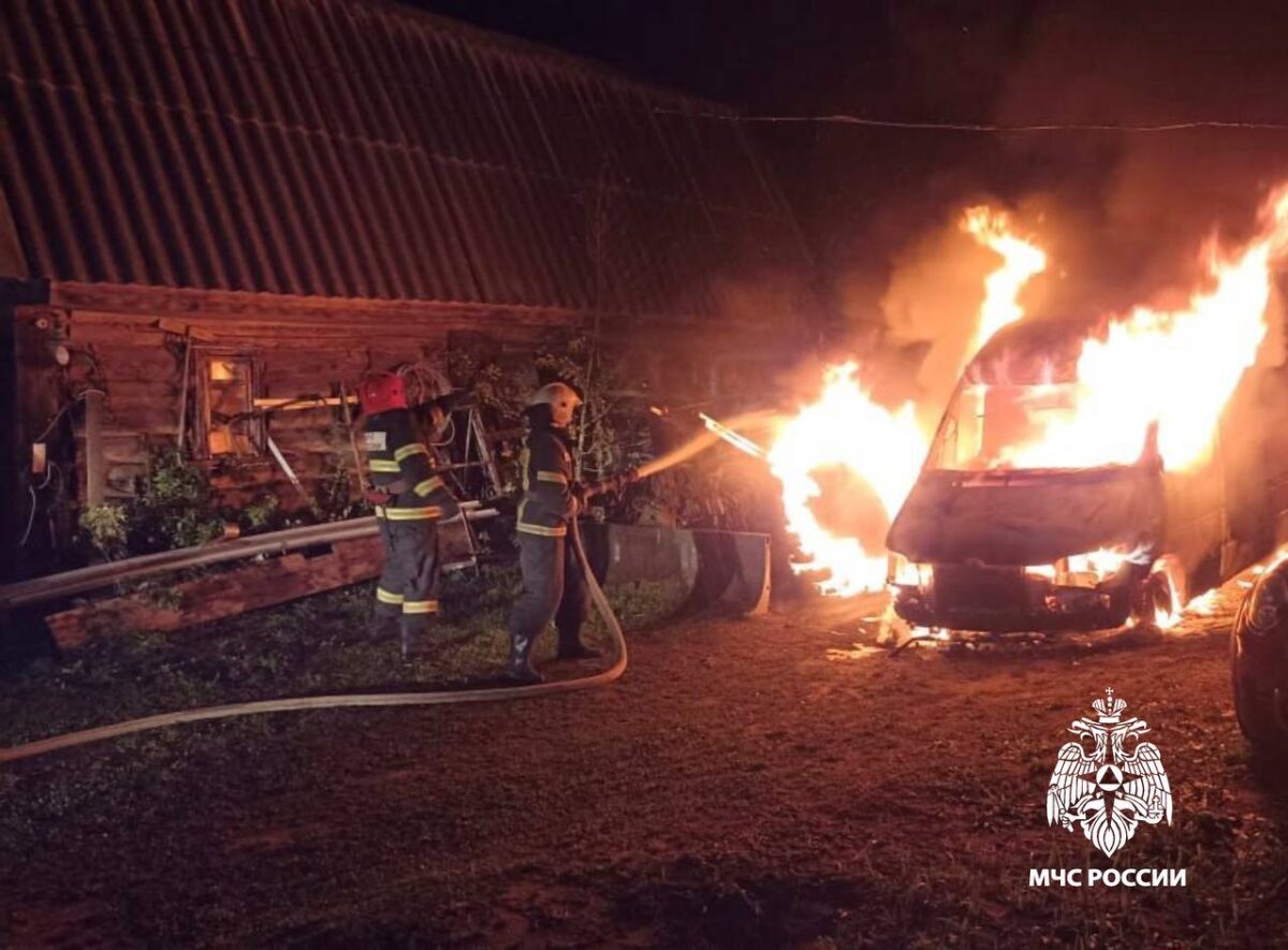 Ночью в Тверской области сгорел Mercedes