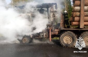 На трассе в Тверской области загорелся лесовоз На трассе в Тверской области загорелся лесовоз