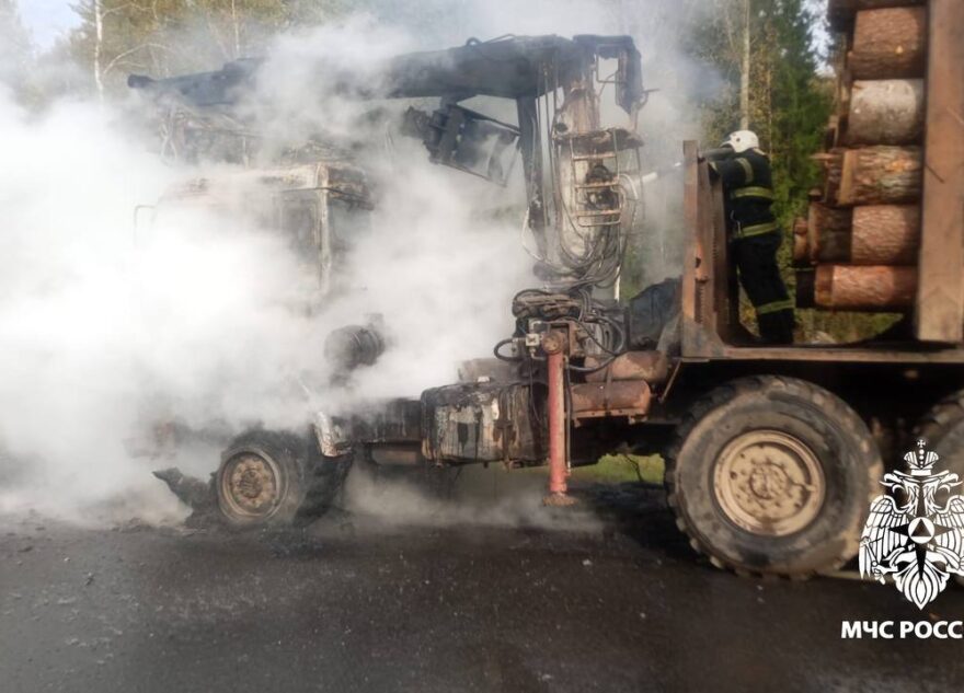 На трассе в Тверской области загорелся лесовоз