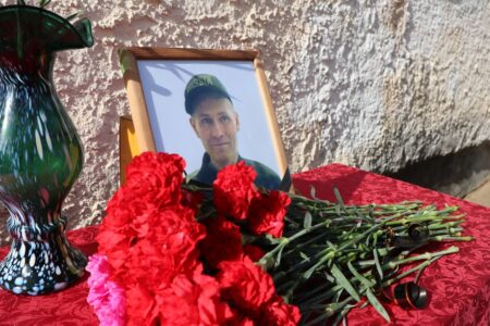 В Верхневолжье открыли мемориальную доску в честь геройски погибшего Евгения Гвоздева В Верхневолжье открыли мемориальную доску в честь геройски погибшего Евгения Гвоздева