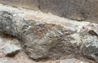 На раскопках в Тверской области нашли камень с выгравированной датой На раскопках в Тверской области нашли камень с выгравированной датой