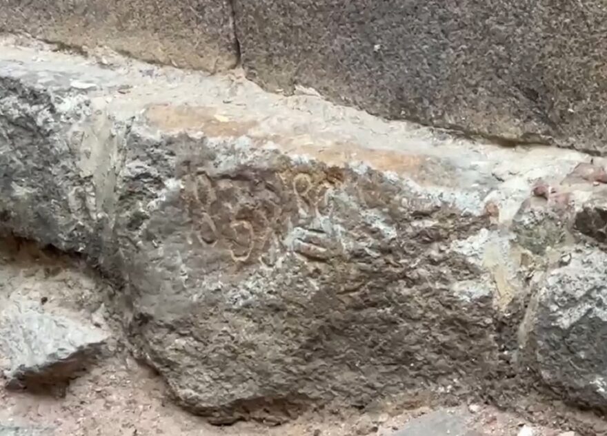 На раскопках в Тверской области нашли камень с выгравированной датой На раскопках в Тверской области нашли камень с выгравированной датой