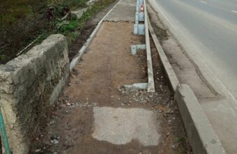 В Тверской области раскопанный тротуар не дает пройти пешеходам