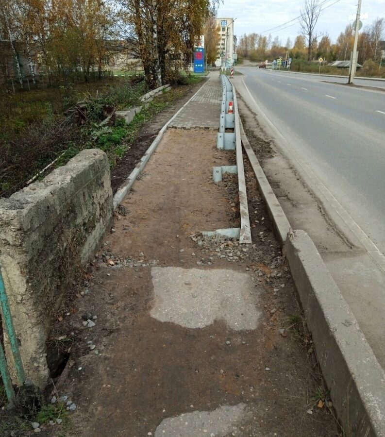 В Тверской области раскопанный тротуар не дает пройти пешеходам