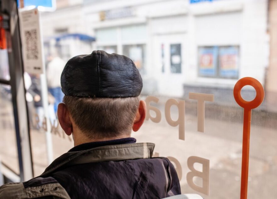 В Твери на две недели закрыли автобусную остановку