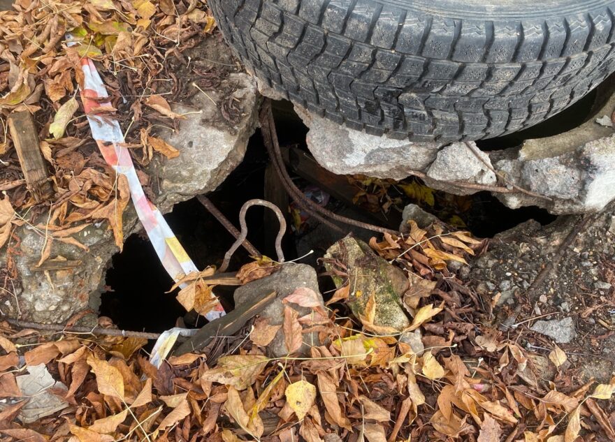 Жители Тверской области боятся упасть в обвал на улице