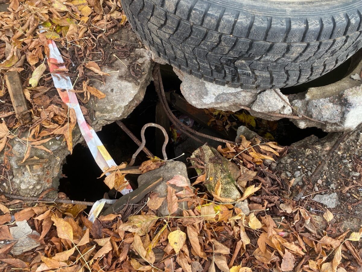 Жители Тверской области боятся упасть в обвал на улице