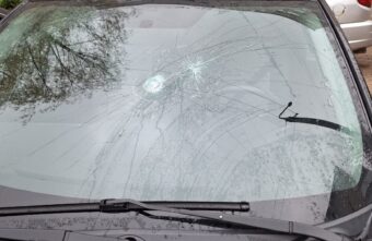 В Тверской области вандалы разбили автомобиль