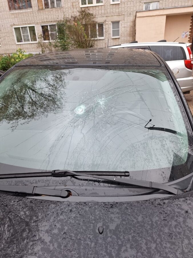 В Тверской области вандалы разбили автомобиль