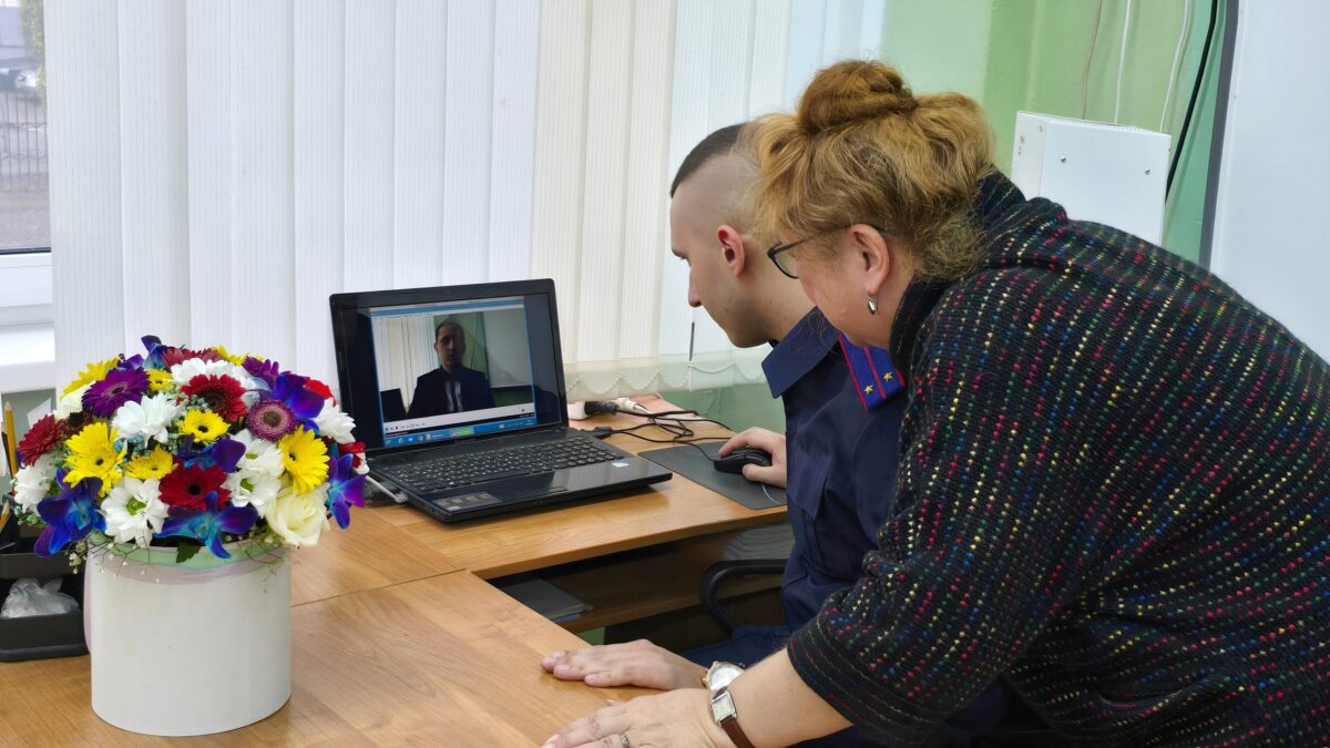 В Твери офицер СК поздравил свою учительницу с профессиональным праздником