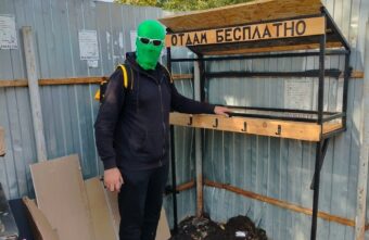 В Тверской области неизвестный мужчина устанавливает стеллажи для бесплатных вещей В Тверской области неизвестный мужчина устанавливает стеллажи для бесплатных вещей