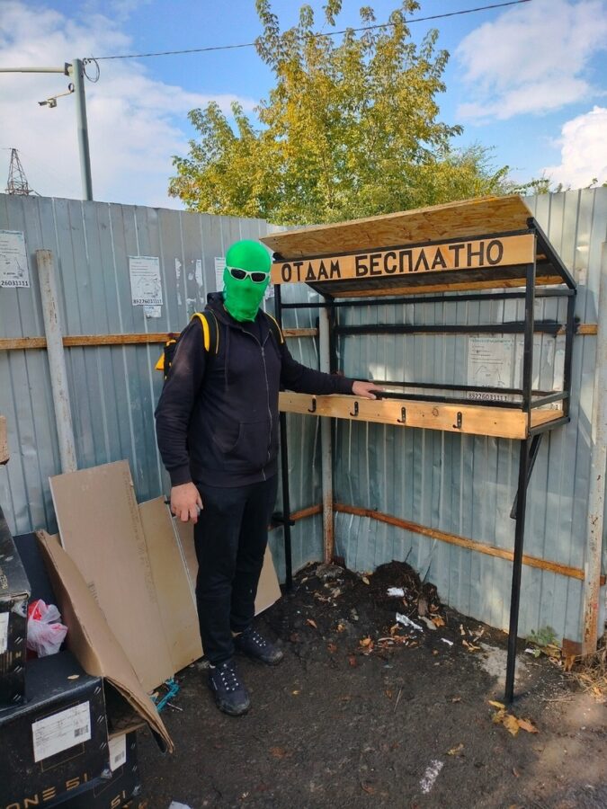 В Тверской области неизвестный мужчина устанавливает стеллажи для бесплатных вещей