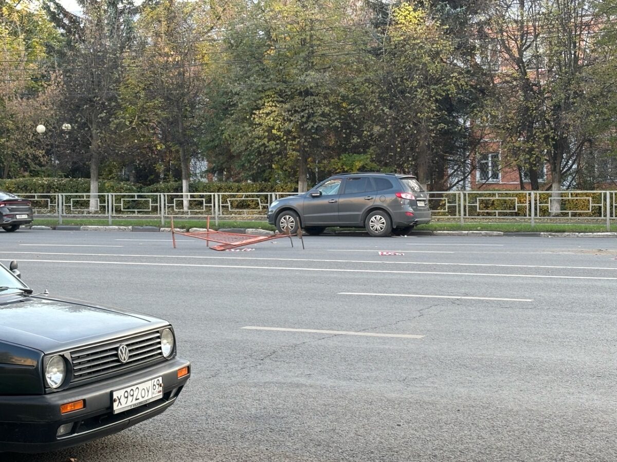 В Твери легковушка легковушка снесла ограждение на дороге