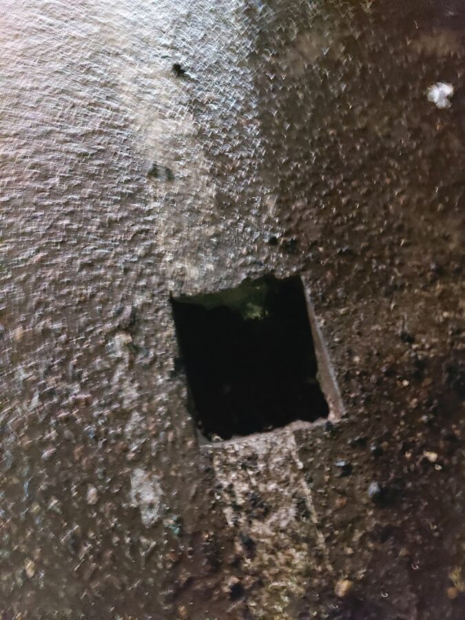 Из-за глубоких дыр на одной из парковок в Твери жители повреждают конечности