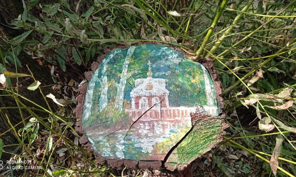 В Твери художница превращает обычные пни в настоящие картины