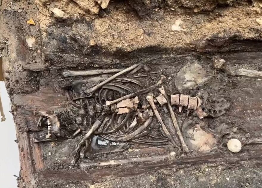 Возле собора в Торжке нашли захоронения XV века