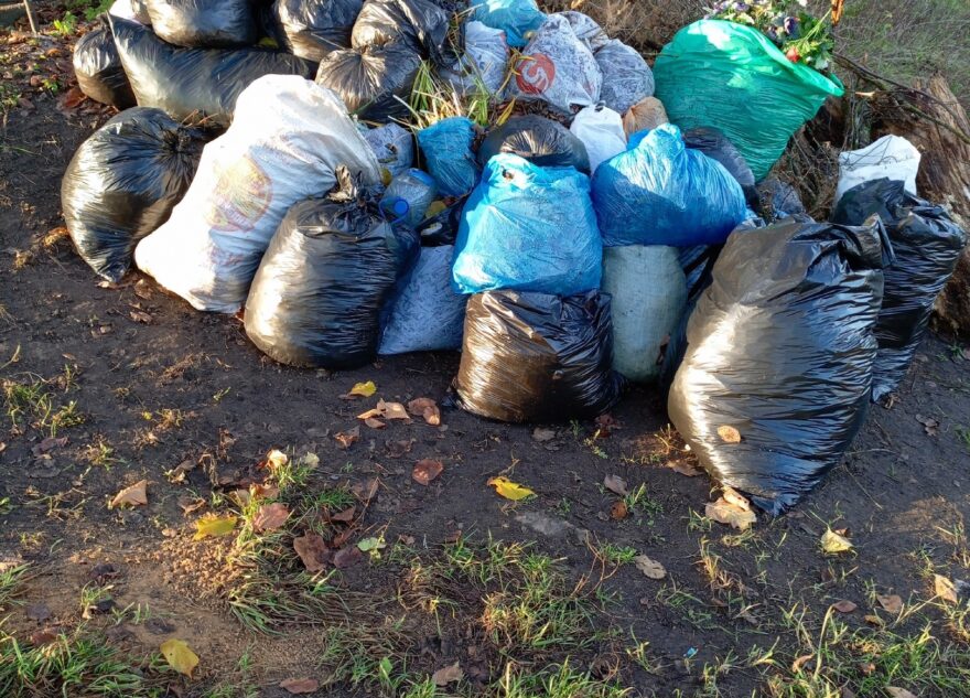 Жители Тверской области рядом с храмом образовали свалку мусора Жители Тверской области рядом с храмом образовали свалку мусора