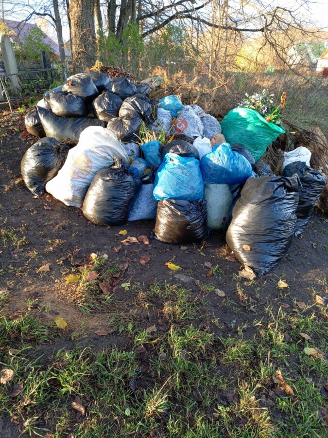 Жители Тверской области рядом с храмом образовали свалку мусора