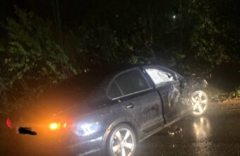 В Тверской области иномарка влетела в припаркованные автомобили