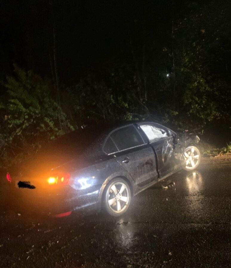 В Тверской области иномарка влетела в припаркованные автомобили