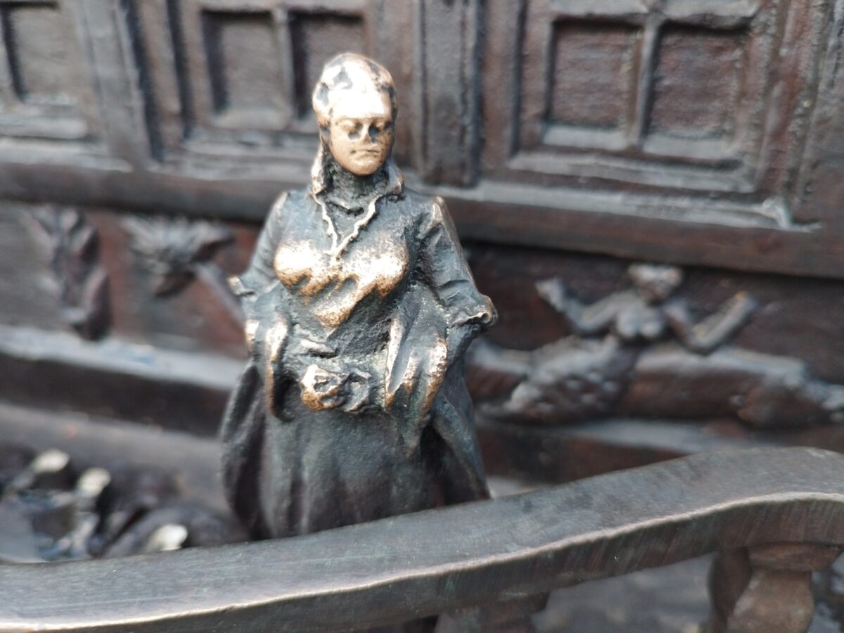 В Твери туристы трут на счастье Екатерину II