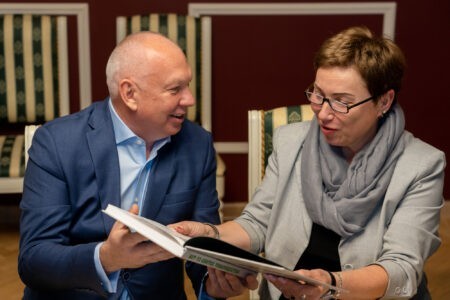 Тверскому театру драмы передан сборник воспоминаний участников СВО под редакцией Захара Прилепина Тверскому театру драмы передан сборник воспоминаний участников СВО под редакцией Захара Прилепина