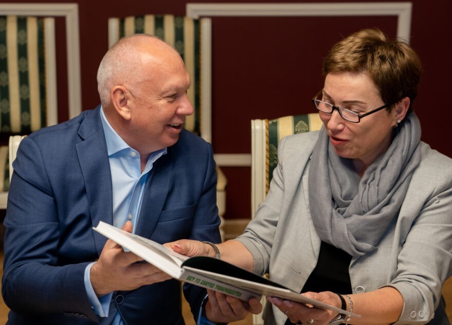 Тверскому театру драмы передан сборник воспоминаний участников СВО под редакцией Захара Прилепина