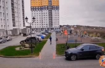 Маленькая девочка попала под колеса иномарки в Твери: видео Маленькая девочка попала под колеса иномарки в Твери: видео