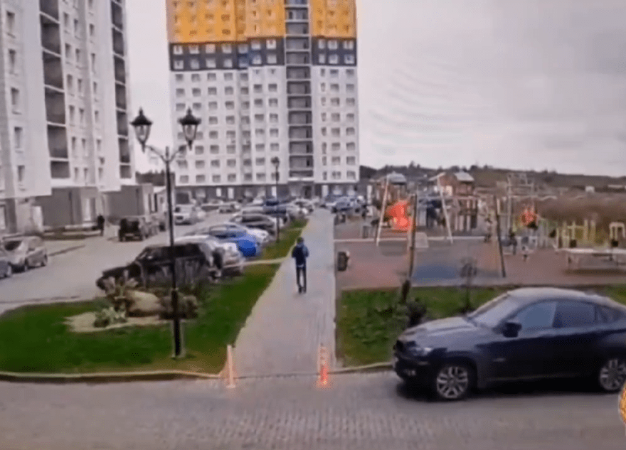 Маленькая девочка попала под колеса иномарки в Твери: видео Маленькая девочка попала под колеса иномарки в Твери: видео