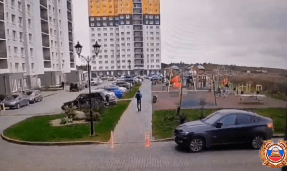 Маленькая девочка попала под колеса иномарки в Твери: видео Маленькая девочка попала под колеса иномарки в Твери: видео