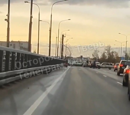 На Мигаловском мосту в Твери произошло массовое ДТП