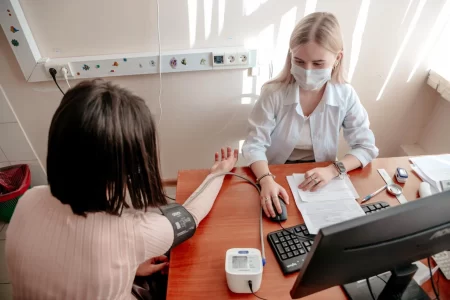 Врач рассказала, насколько часто нужно измерять собственное давление