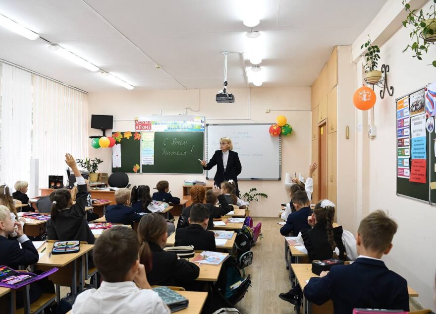 Губернатор Игорь Руденя поздравил педагогов и ветеранов сферы образования Тверской области с Днем учителя