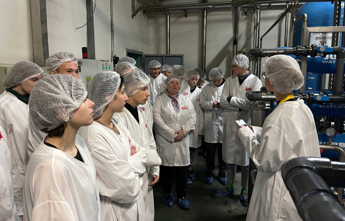 Почти 1100 школьников и студентов посетили предприятия Тверской области