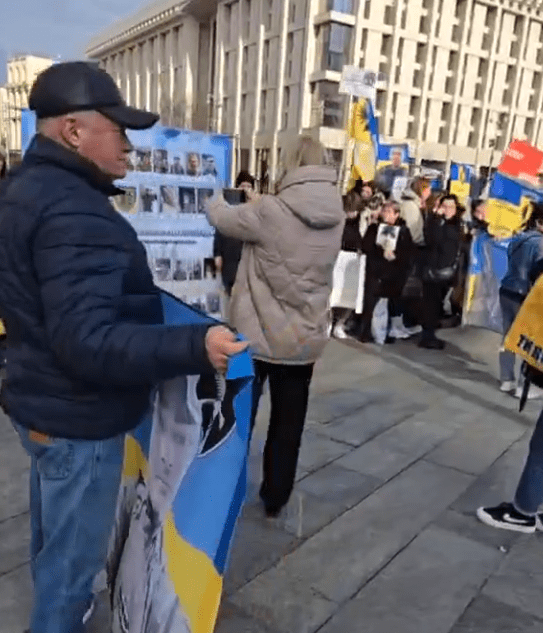 В Киеве сотни людей вышли на митинг, требуя данные о погибших и пропавших без вести В Киеве сотни людей вышли на митинг, требуя данные о погибших и пропавших без вести