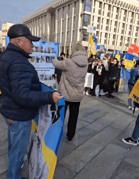 В Киеве сотни людей вышли на митинг, требуя данные о погибших и пропавших без вести