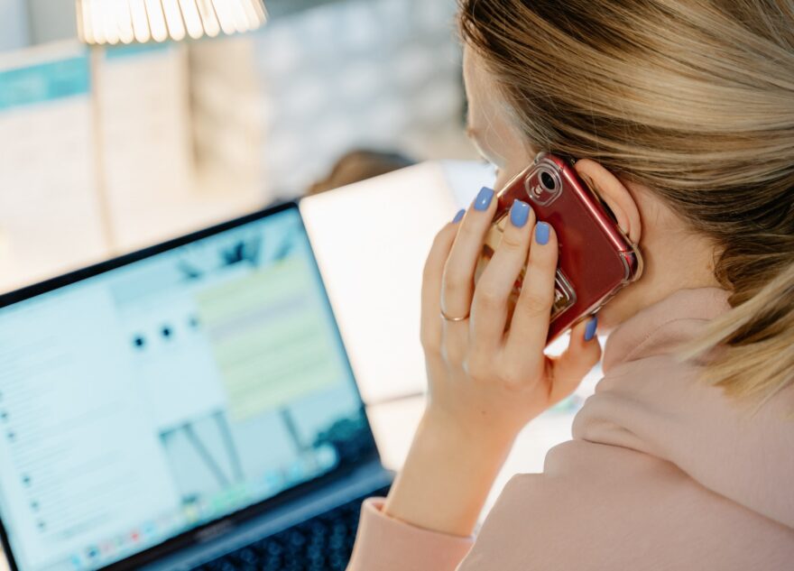 Оператор сотовой связи начал предупреждать тверитян о телефонном мошенничестве во время разговора