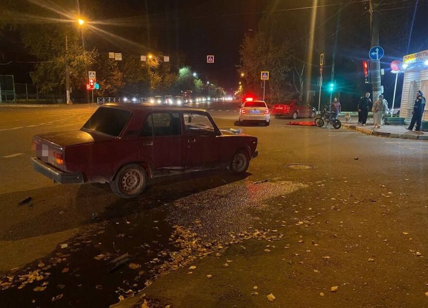 Водителю мотоцикла не удалось избежать ДТП в Твери