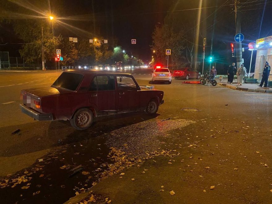 Водителю мотоцикла не удалось избежать ДТП в Твери