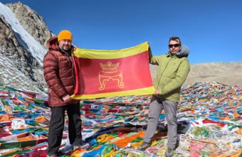 Врач из Тверской области развернул флаг Твери на горах Тибета Врач из Тверской области развернул флаг Твери на горах Тибета